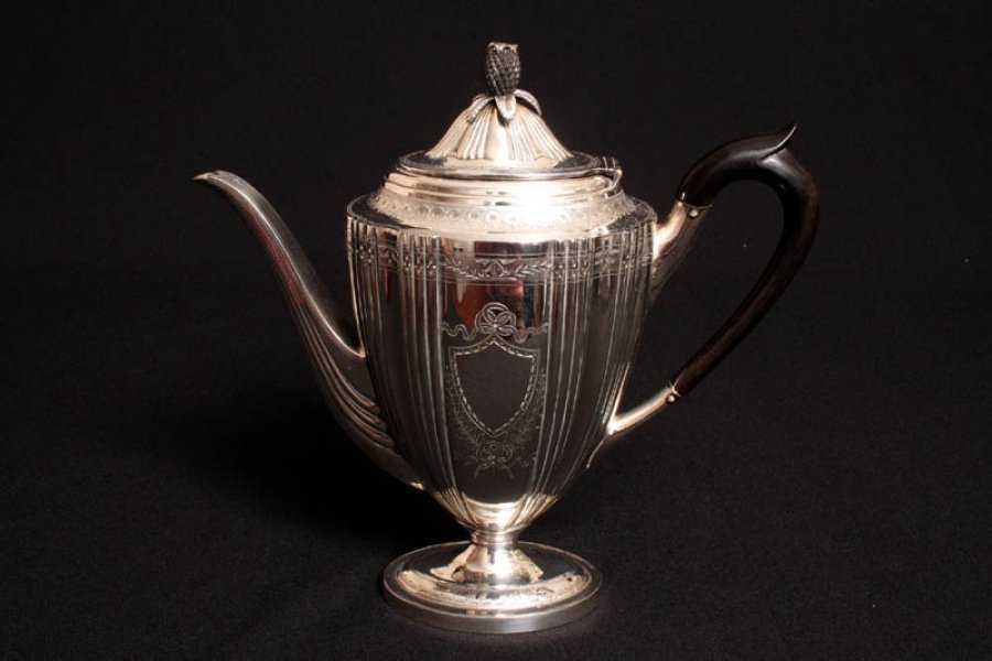 https://www.regentantiques.com/product_images/900X600/02033-Antique-English-Victorian-Silverplate-Coffee-Pot-c.1880-1.jpg